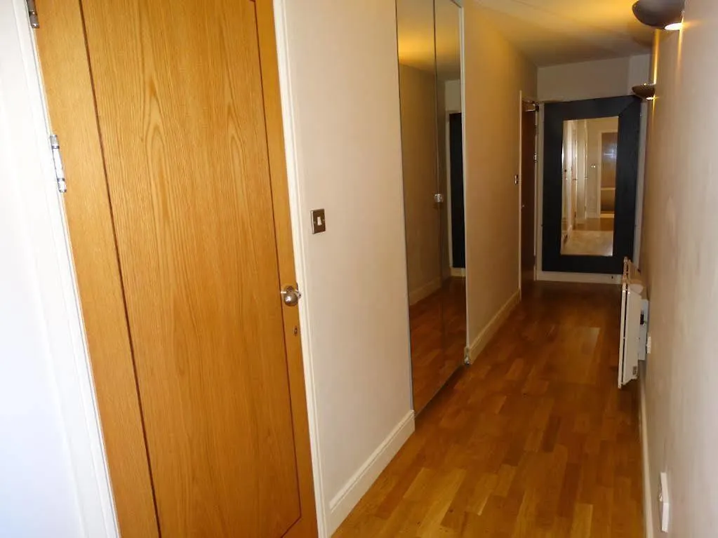 The Cardiff Apartment 0*,  Reino Unido