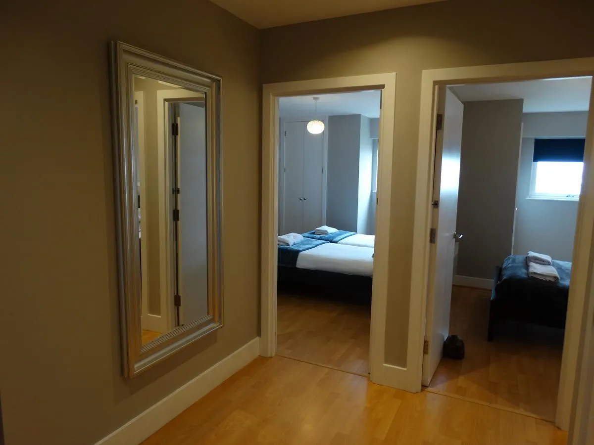 The Cardiff Apartment 0*,  Reino Unido