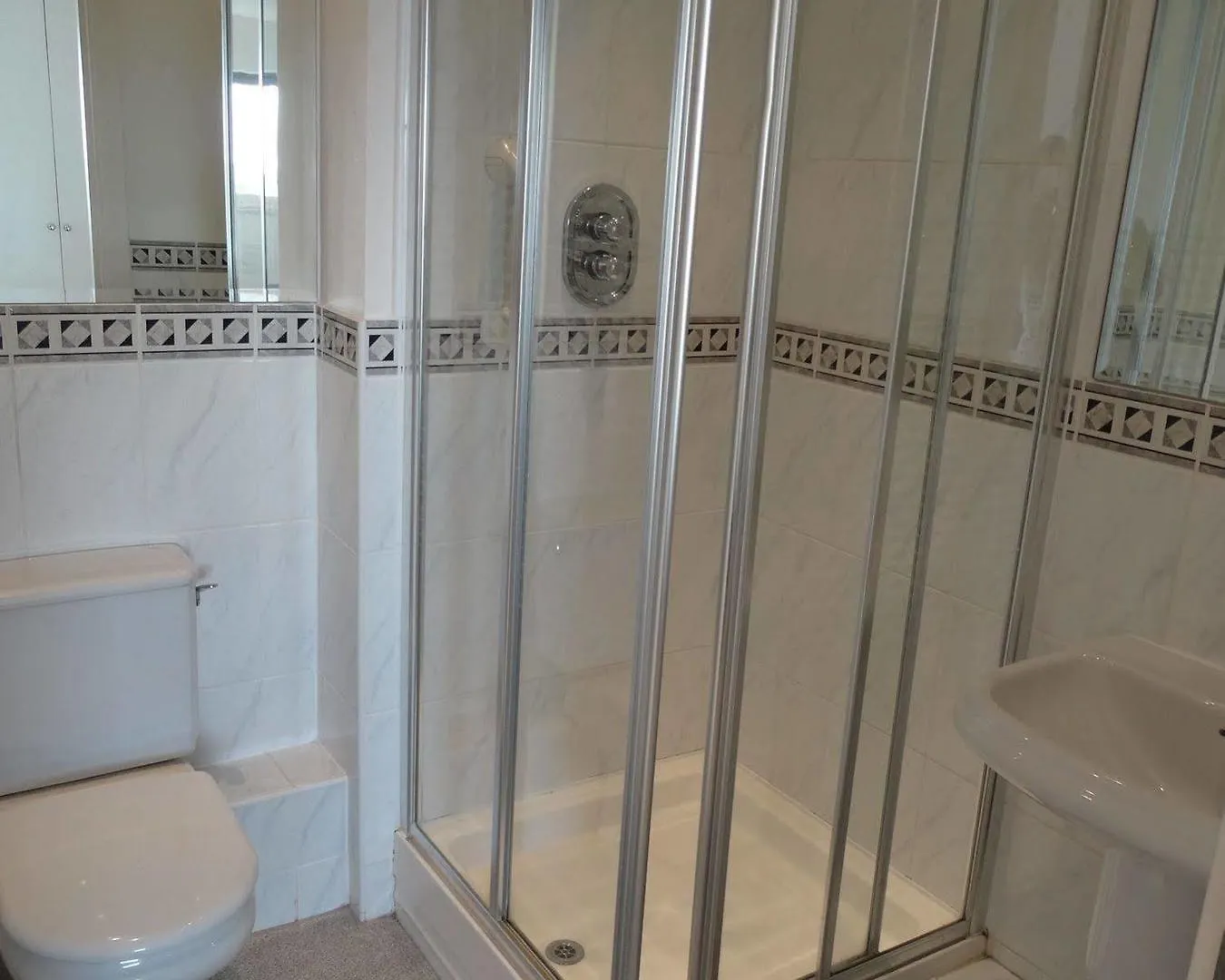 The Cardiff Apartment 0*,  Reino Unido