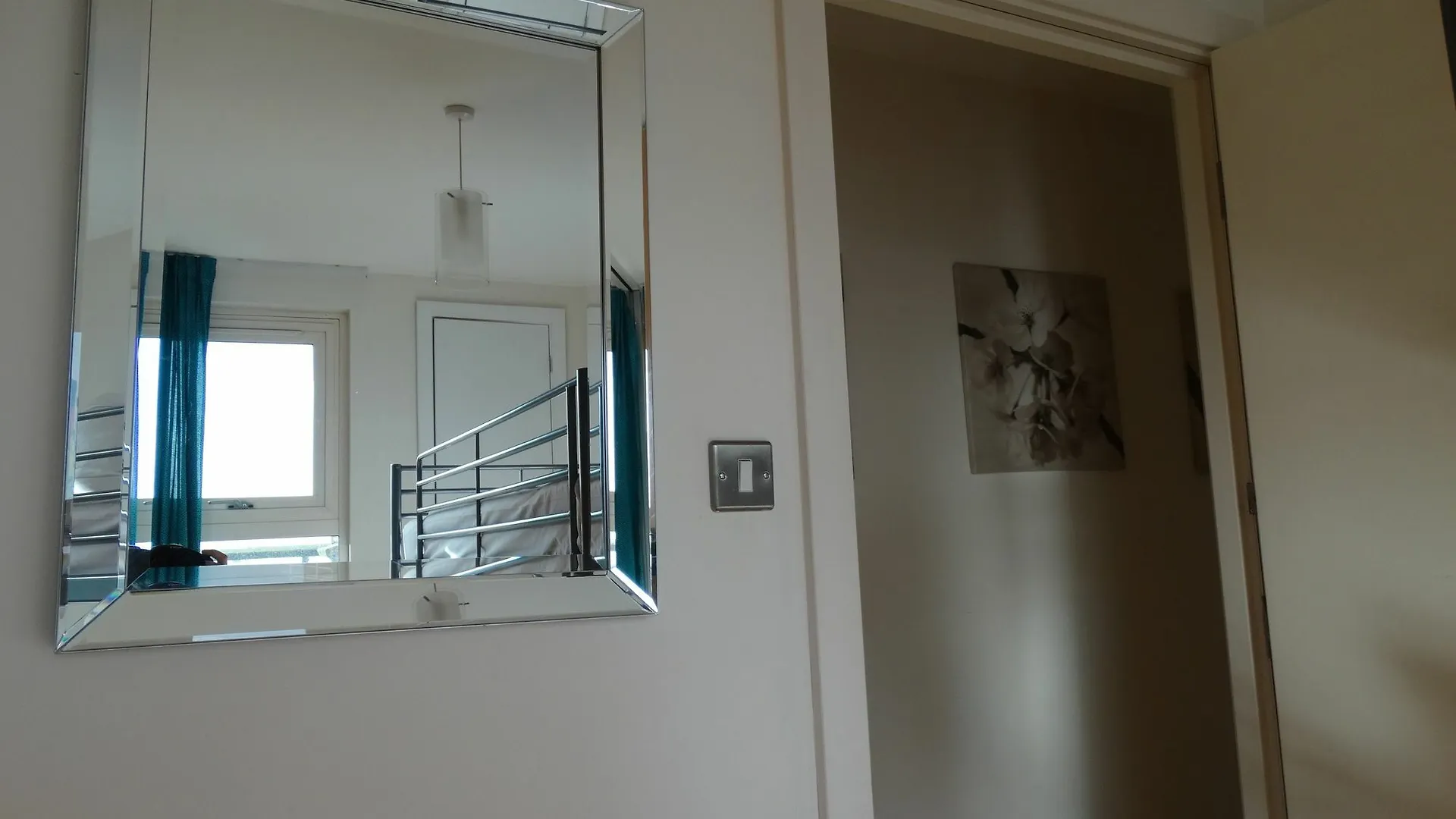 The Cardiff Apartment 0*,  Reino Unido